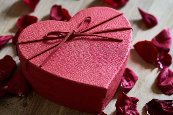 Tặng quà valentine là cách để các cặp đôi thể hiện tình cảm trong dịp ý nghĩa này.