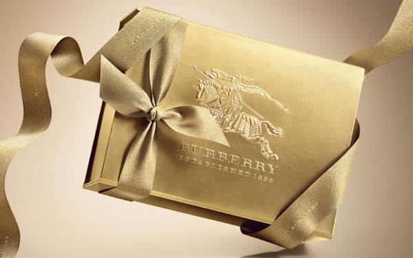 Hộp quà Burberry cũng được chỉnh chu đến từng chi tiết