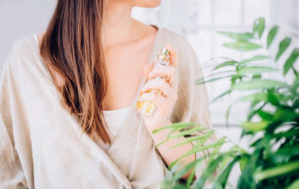 Xịt nước hoa trực tiếp lên quần áo giúp lưu hương lâu
