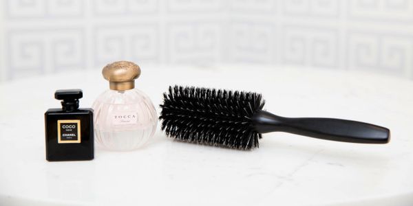 Xịt nước hoa lên lược để dễ dàng mang theo khi ra ngoài