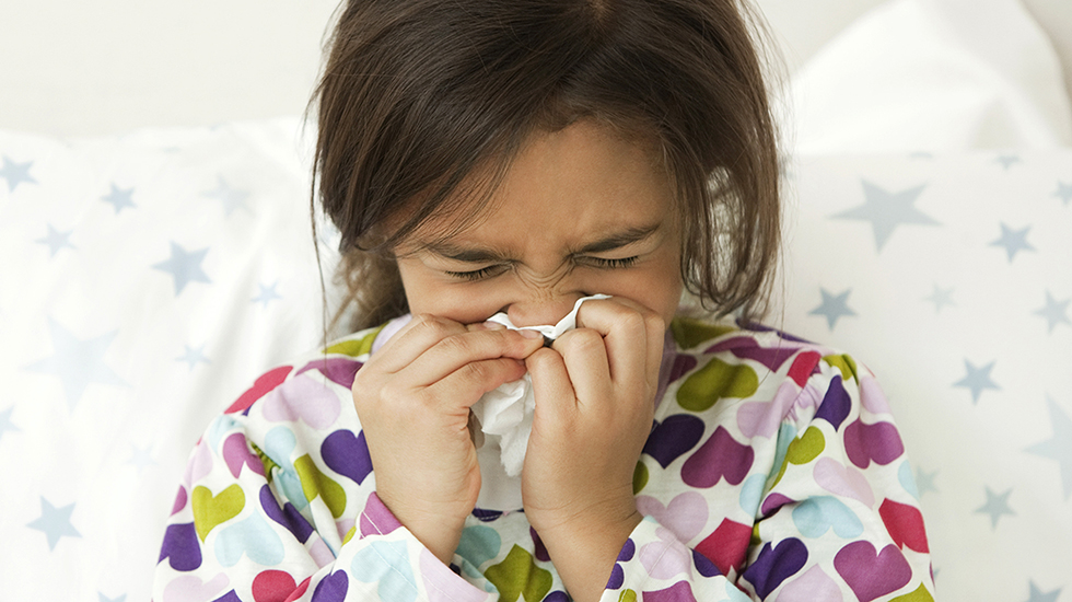 Trẻ bị cảm cúm có nên tắm không?