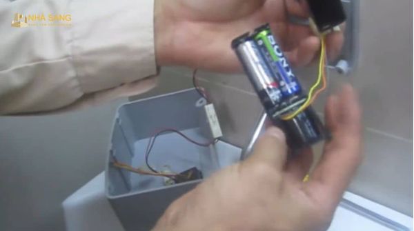 hien tuong het pin doi voi van xa tieu nam cam ung