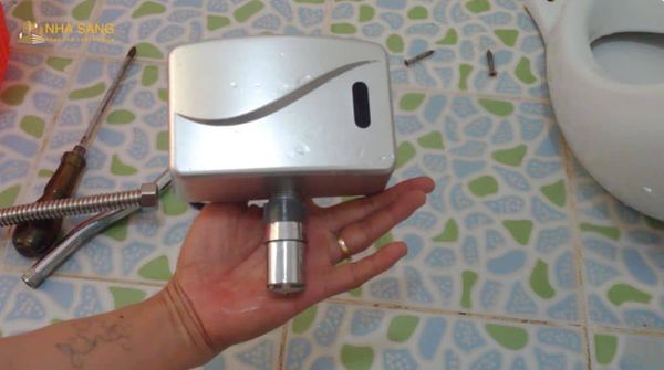 loi nuoc chay khong ngung khong ngat nuoc