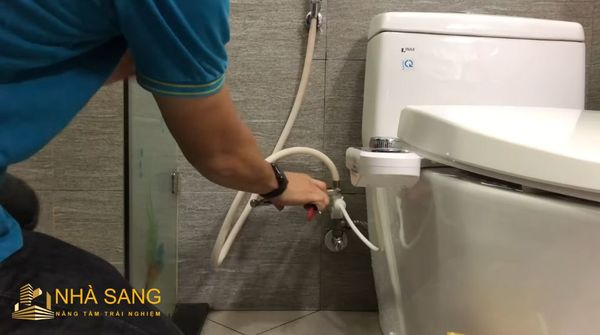 luu y trong cach thay dau voi xit bon cau thong minh