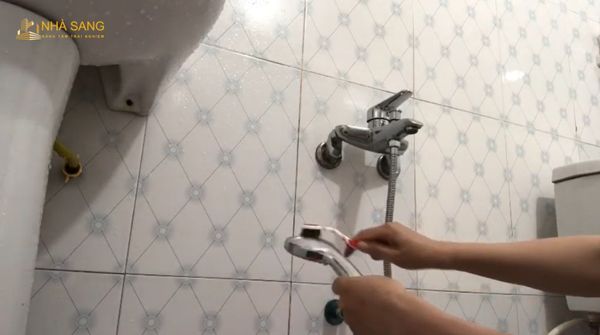 su dung ban chai va giam de ve sinh voi sen