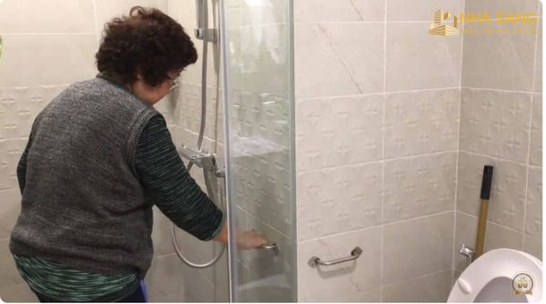 cach thiet ke nha ve sinh cho nguoi gia an toan