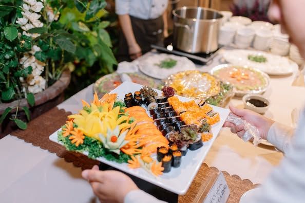 Quầy Buffet Thịnh Soạn Trong Buổi Tiệc Tại Nhà Hàng Đông Hồ Eden
