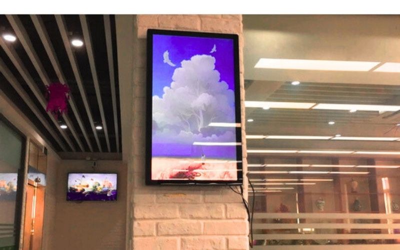 tính năng của màn hình treo tường quảng cáo