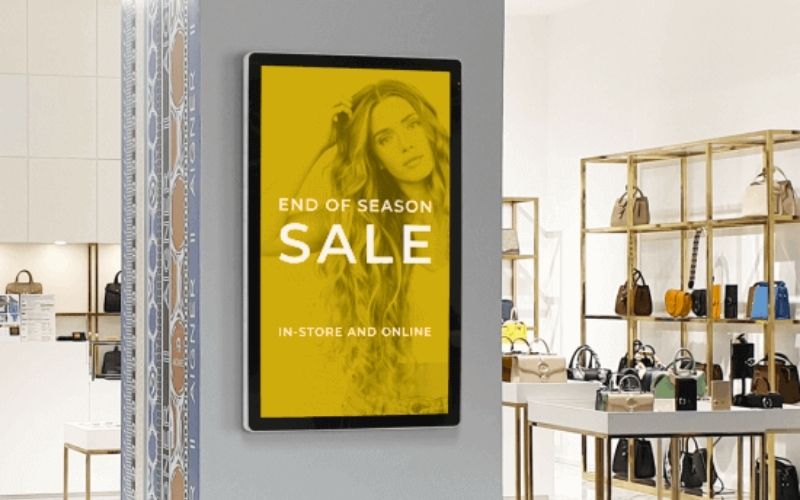 màn hình LCD quảng cáo treo tường tại cửa hàng