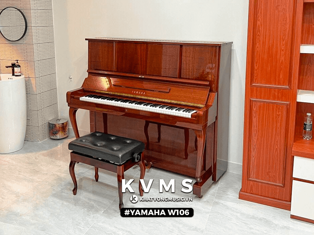 Piano Yamaha W106 màu vân gỗ tại nhà khách
