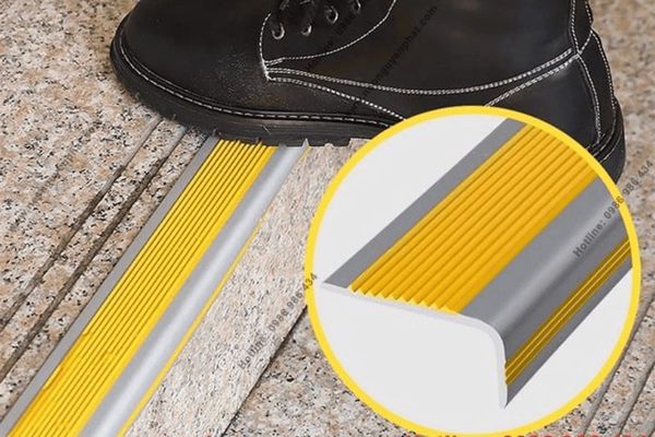 Đặc điểm của nẹp nhựa màu ghi vàng