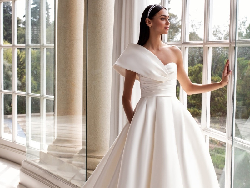 Chọn váy cưới là việc mà cô dâu nào cũng yêu thích