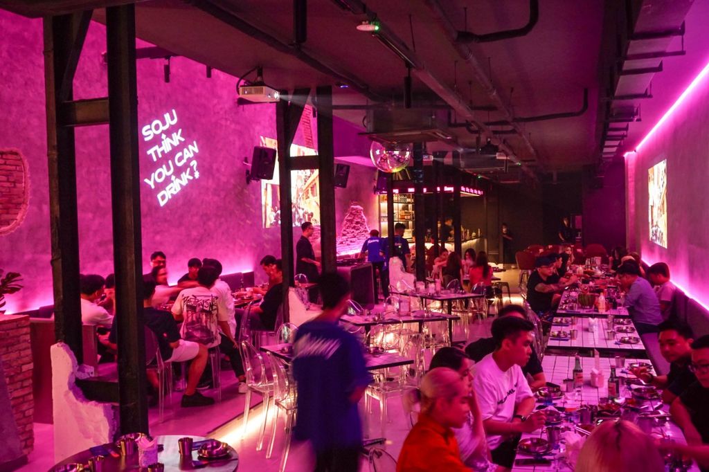 Chi tiết bàn ghế và hệ thống vách trang trí nhà hàng F&B may đo bởi Galaxycons