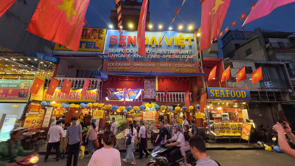 Where to eat Vietnamese seafood in District 1 – discover Bui Vien Street