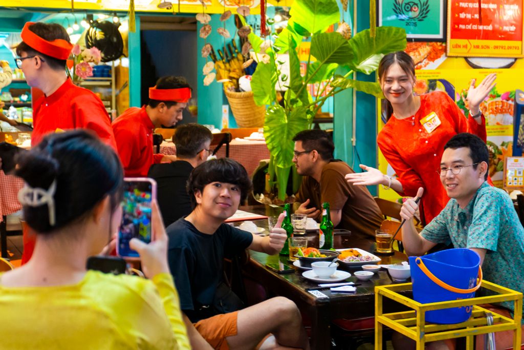 Nhà Hàng Nông Thôn Đại Việt – Hương Vị Quê Hương Giữa Phố Tây Sài Gòn