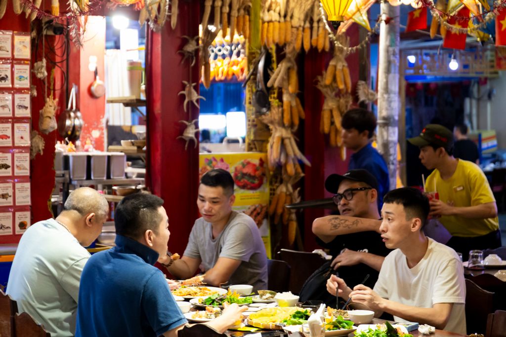 Một Bữa Ăn Đáng Nhớ Của Cả Nhà Tại Nhà Hàng Nông Thôn Đại Việt