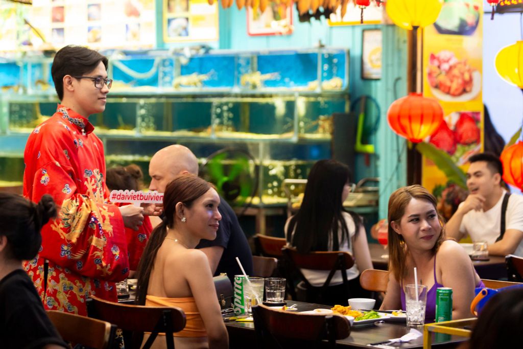 Hướng Dẫn Chọn Món Ngon và Đặt Bàn tại Nhà Hàng Nông Thôn Đại Việt