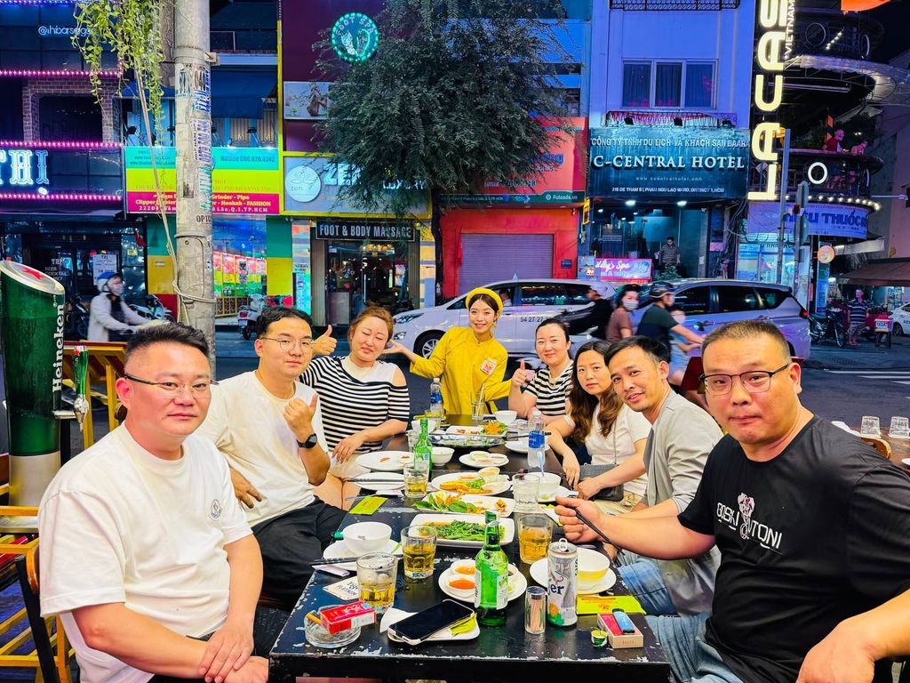 베이비 랍스터 - 서부 부이 비엔(Tây Bùi Viện) 거리의 레스토랑의 베스트셀러