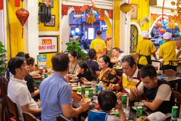 Không gian ấm cúng tại quán ăn mang đậm văn hóa Việt Nam