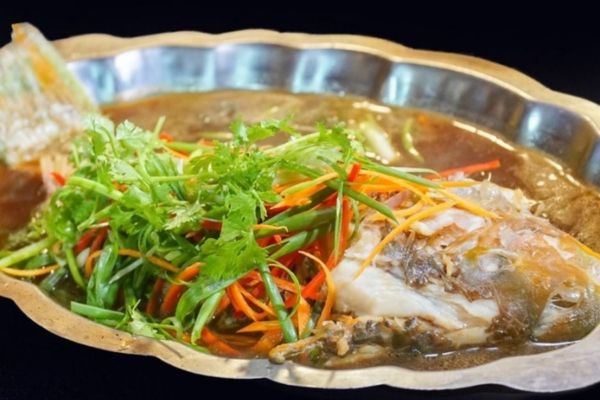 Cá mó xanh hấp Hong Kong tại nhà hàng Đại Việt