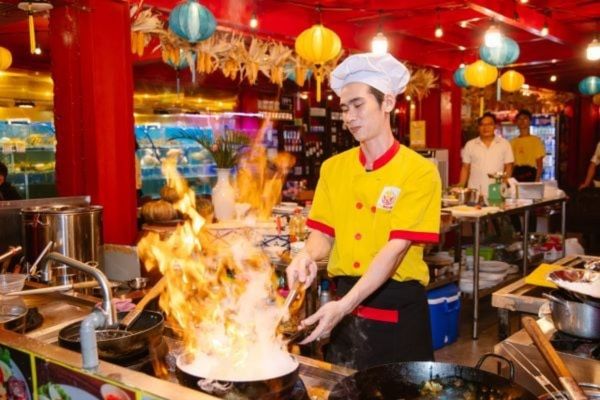 Đội ngũ đầu bếp tại nhà hàng có chuyên môn với nhiều năm kinh nghiệm trong nghề