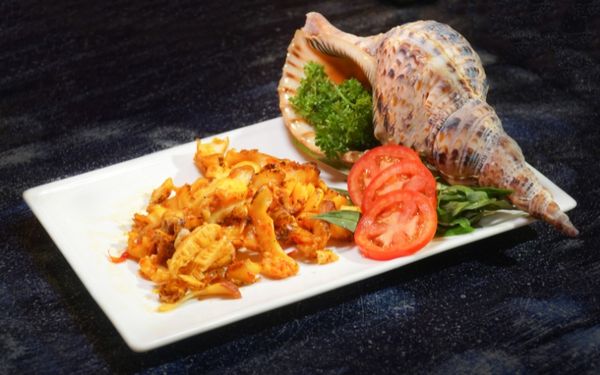 Ốc hoàng hậu nướng muối ớt tại nhà hàng Đại Việt