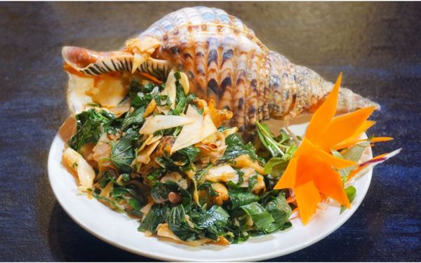 Ốc hoàng hậu xào lá quế tại nhà hàng Đại Việt