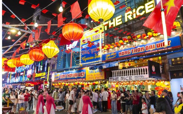 Nhà hàng Đại Việt nằm ngay trung tâm phố Tây Bùi Viện, thuận tiện cho du khách nước ngoài khám phá ẩm thực Việt Nam