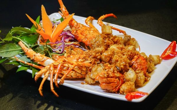 Những món ngon từ tôm hùm bông tại nhà hàng Sen Đại Việt
