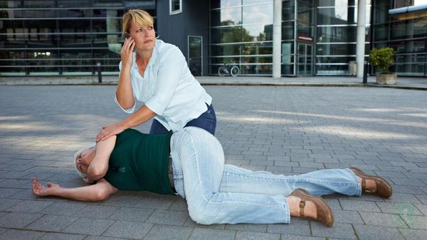 6 điều cần làm 3 điều không nên khi phát hiện người đột quỵ