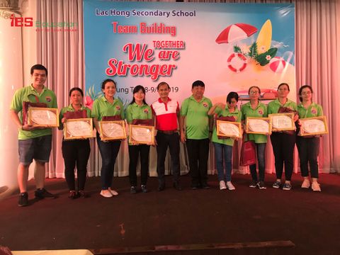 Lễ trao bằng tốt nghiệp Khóa học Tiếng Anh thực hành giao tiếp trường THCS Lạc Hồng