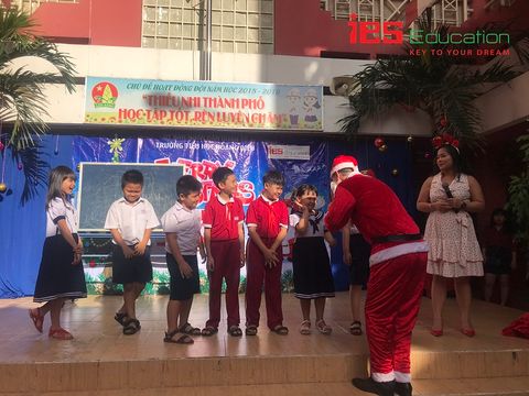 Học sinh trường TH Hoàng Diệu đón giáng sinh cùng giáo viên bản ngữ