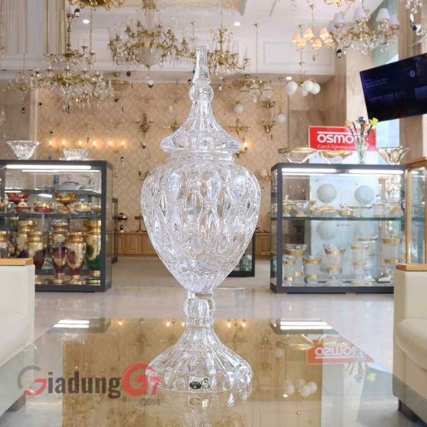 Âu pha lê nắp cao Bohemia 55cm với hoa văn mài nổi tiếng thể hiện kỹ thuật cắt pha lê phức tạp nhất làm nên một tác phẩm nghệ thuật tuyệt vời.