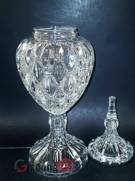 Thiết kế Âu pha lê nắp cao Bohemia 55cm có chân và nắp có thể tháo rời tạo nên hình dáng nổi bật, chắc chắn sẽ thu hút mọi lời khen ngợi cho mọi vị khách bước vào nhà bạn