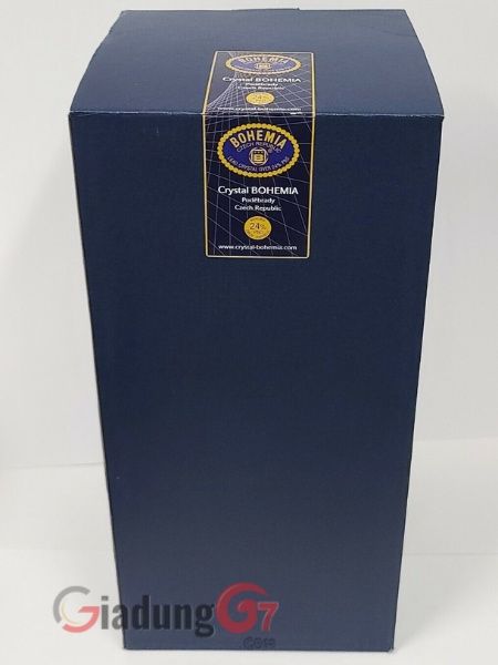 Âu pha lê nắp cao Bohemia 55cm gây ấn tượng với sự năng động của nó và đi kèm hộp đựng sang trọng