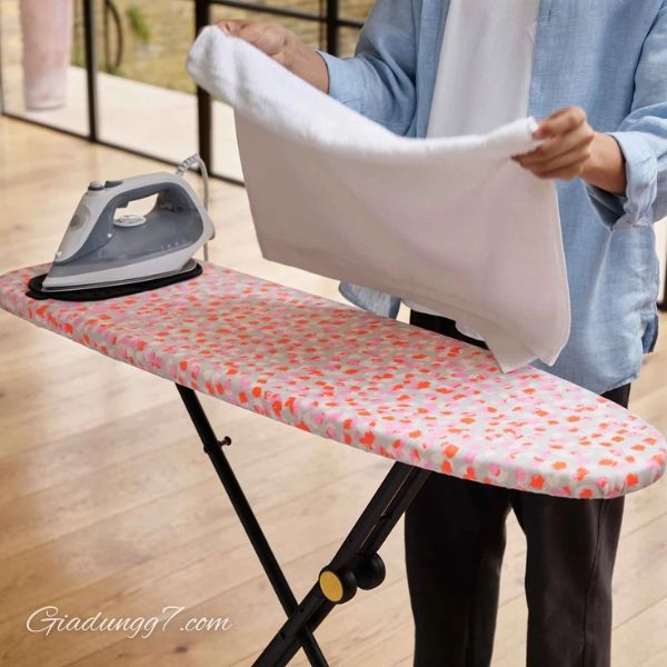 Cầu là chân cao Joseph Joseph Glide 50027 là một chiếc bàn ủi mang tính cách mạng với thiết kế chân đế độc đáo giúp nó nhỏ gọn hơn khi cất giữ so với bàn ủi thông thường.