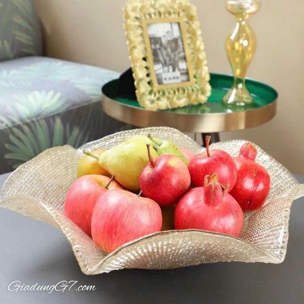 Đĩa pha lê IVV Folies Centrepiece Gold Glitter 41cm là lựa chọn hoàn hảo để đựng hoa quả, bánh kẹo, tạo điểm nhấn ấn tượng cho không gian sống của bạn.