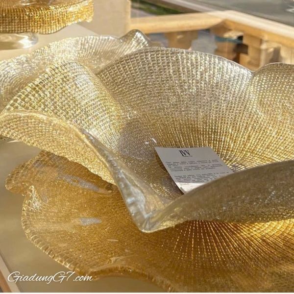 Đĩa pha lê IVV Folies Centrepiece Gold Glitter 41cm là lựa chọn hoàn hảo để đựng hoa quả, bánh kẹo, tạo điểm nhấn ấn tượng cho không gian sống của bạn.
