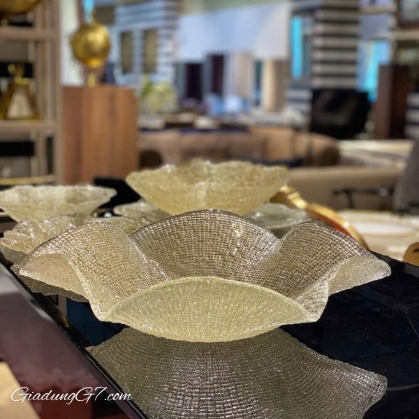 Đĩa pha lê IVV Folies Centrepiece Gold Glitter 41cm là lựa chọn hoàn hảo để đựng hoa quả, bánh kẹo, tạo điểm nhấn ấn tượng cho không gian sống của bạn.