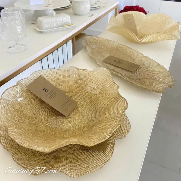 Đĩa pha lê IVV Folies Centrepiece Gold Glitter 41cm là lựa chọn hoàn hảo để đựng hoa quả, bánh kẹo, tạo điểm nhấn ấn tượng cho không gian sống của bạn.