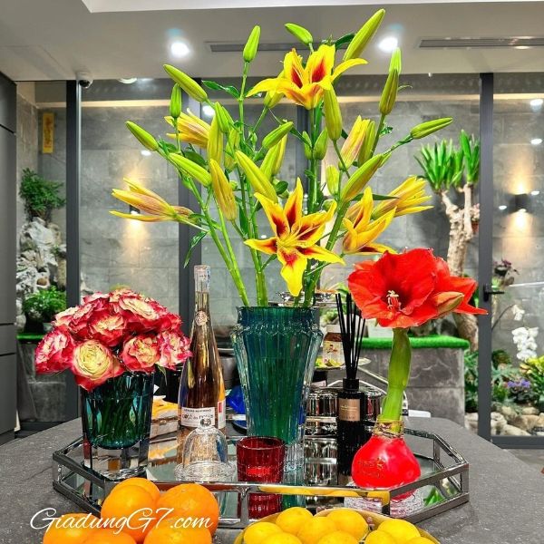 Những bông hoa của bạn, được tắm trong ánh sáng ấm áp của chiếc Lọ hoa Rogaska Crown Jewel 25cm màu xanh ngọc.