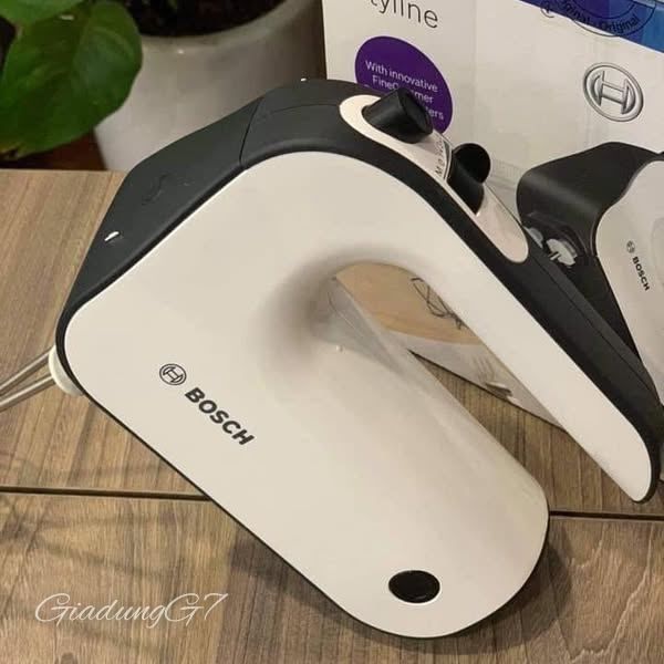 Máy trộn cầm tay Bosch MFQ4020 có năm cài đặt tốc độ và chức năng xung/tăng áp hoạt động hoàn hảo cho cả bột bánh và kem.