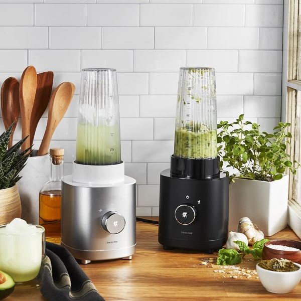 Máy xay sinh tố Zwilling Enfinigy 600ml 500W đơn giản nhưng phong cách cho những ly sinh tố buổi sáng nhanh chóng.