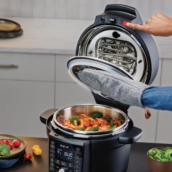 Nồi áp suất đa năng Instant Pot 13in1 Bổ sung chức năng chiên không dầu so với các dòng nồi cũ, tối ưu cho căn bếp của bạn.