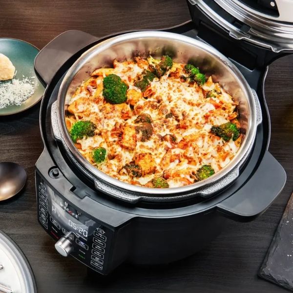 Nồi nấu đa năng Instant™ Pot Duo Crisp 13 trong 1 với nắp đậy tối ưu kết hợp nồi nấu đa năng với nồi chiên không dầu và chỉ đi kèm một nắp đậy cho tất cả các chương trình nấu.