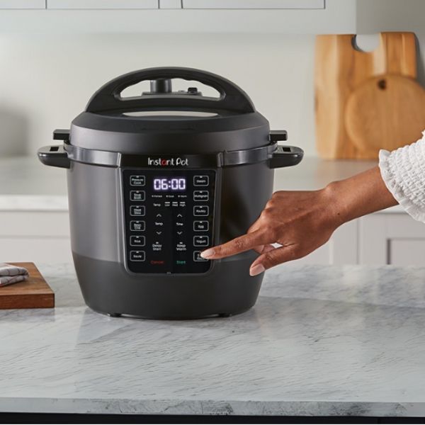 Nồi áp suất Instant Pot RIO 5.7L 7in1 Bảng điều khiển dễ sử dụng với chỉ báo tiến trình nấu mới giúp bạn cập nhật và theo dõi quá trình nấu nướng