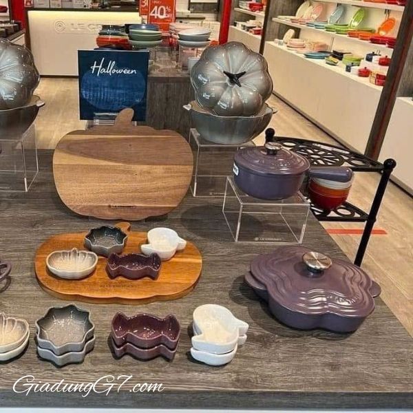 Nồi gang Le Creuset hình hoa có thể được sử dụng trên các nguồn nhiệt bằng gốm, điện, gas, halogen, cảm ứng và lò nướng