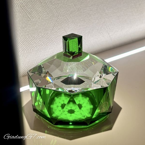 Thố pha lê màu New Haven Reflections Copenhagen 12cm lấy cảm hứng từ vẻ đẹp của hoa calla lily.