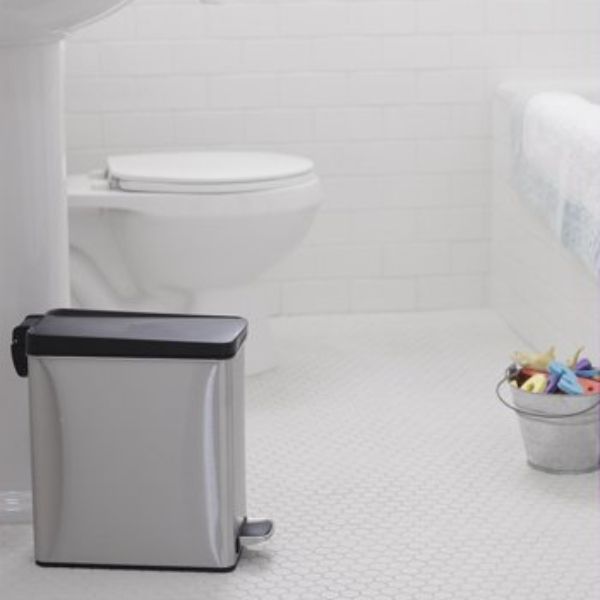 Thùng rác đạp chân chữ nhật Simplehuman 10L thép không gỉ đánh bóng có nắp nhựa có thiết kế mỏng nhẹ, rất phù hợp để đặt trong phòng tắm hoặc gầm bàn