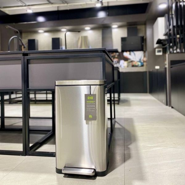 hùng rác đạp chân EKO X Cube EK9368MT 30L Chất liệu inox phủ chống vân tay – lau cái là sáng bóng như gương